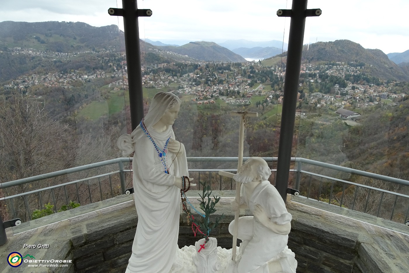 71 Tempietto dedicato alla Madonna del Perello con vista in altopiano Selvino-Aviatico.JPG